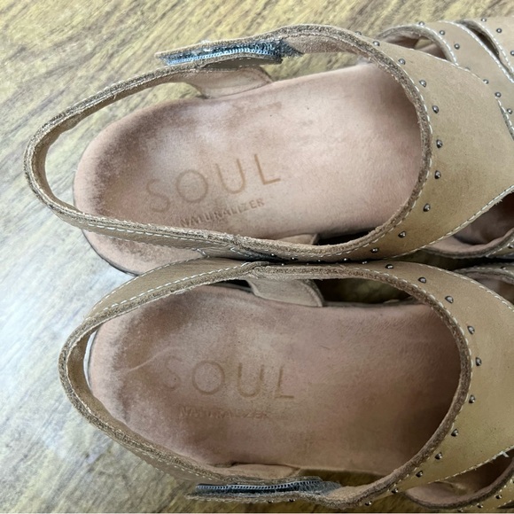 SOUL Naturalizer Beacon Studded Tan Beige Leather Sandals Size 8 - Picture 11 of 13